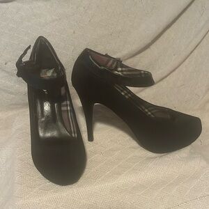 Black pumps